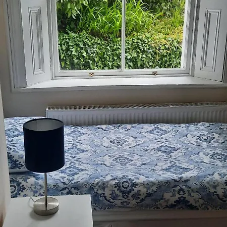 Lovely 2 Bed Garden Level Apartment *