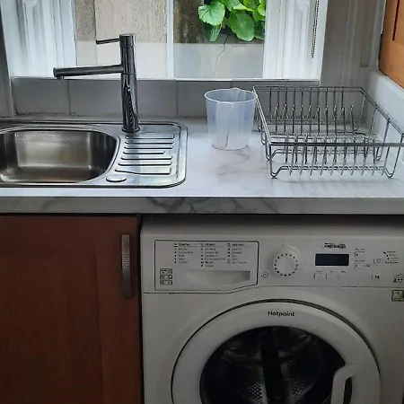 Lovely 2 Bed Garden Level *