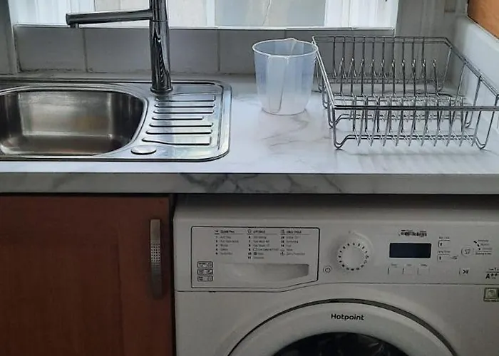 Lovely 2 Bed Garden Level *